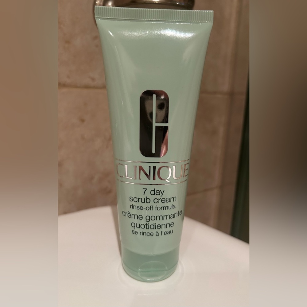 Clinique 7 Day Scrub Cream with Cosmetic Case - Picture 3 of 7